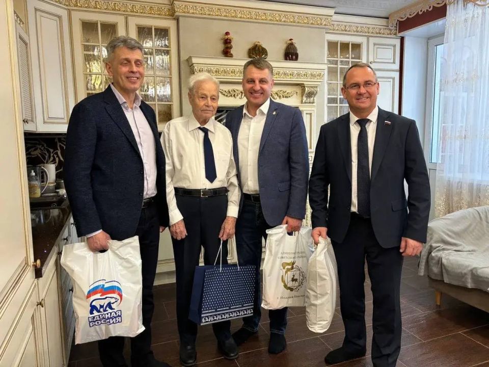 Вместе с депутатом Заксобрания Юрием Балашовым и главой Советского района Александром Ивановым поздравили ветеранов Великой Отечественной войны с наступающим Новым годом
