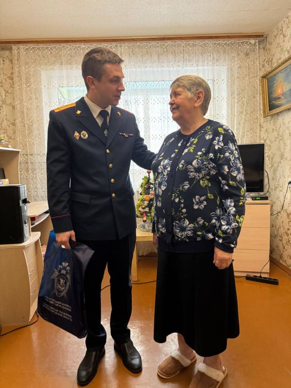 Сотрудники регионального следственного управления поздравили мать погибшего при исполнении профессионального долга оператора с наступающим Новым годом и оказали адресную помощь