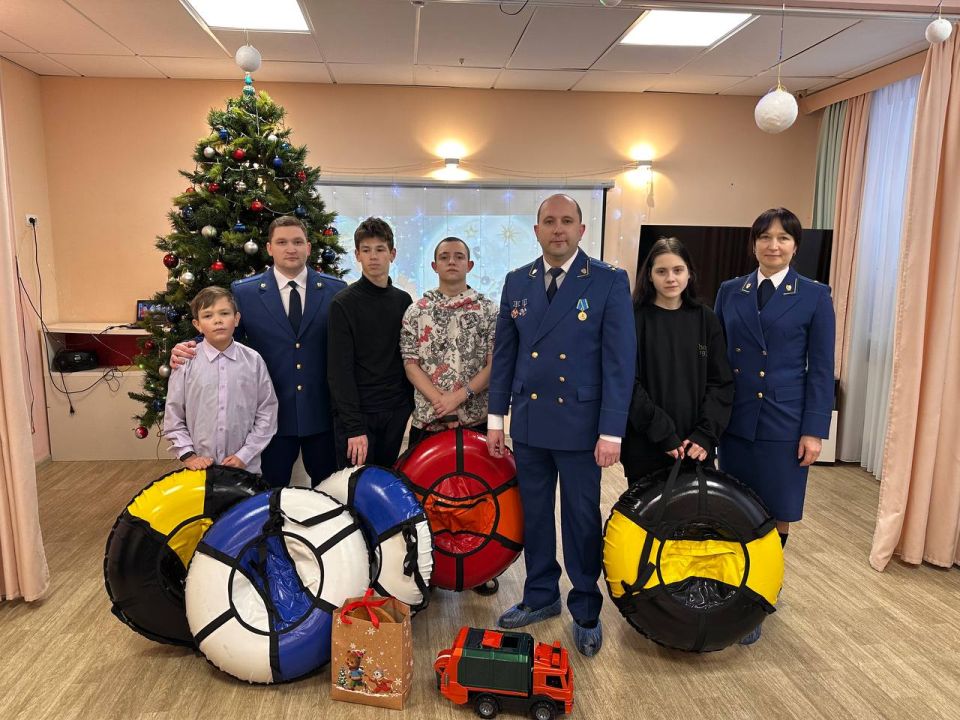 Работники органов прокуратуры Нижегородской области поздравили воспитанников и сотрудников подшефных социальных учреждений с наступающим Новым годом