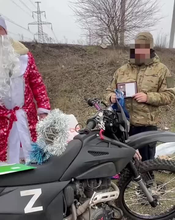 На линии огня, в канун Нового года награда нашла своего героя