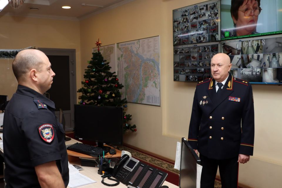 Генерал-лейтенант полиции Юрий Арсентьев поздравил сотрудников полиции, заступивших на службу в Новый год