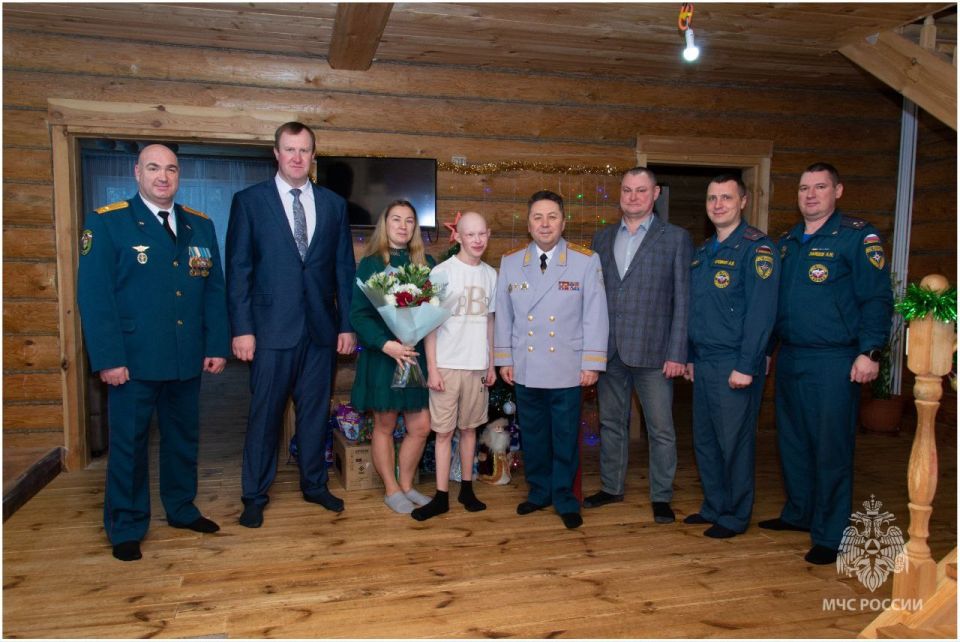 «Ёлка желаний»: сотрудники МЧС России подарили чудо детям