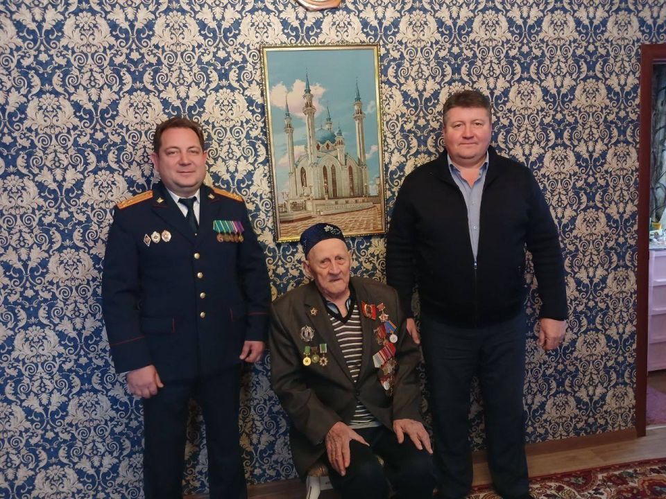 Сотрудники Серчаского межрайонного следственного отдела поздравили ветерана Великой Отечественной войны с Новым годом и Рождеством