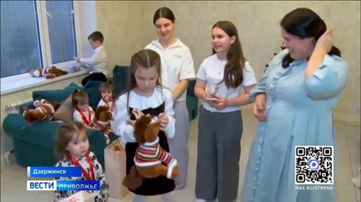 Спикер регионального парламента в образе Деда Мороза поздравил с Новым годом многодетную семью Сусловых из Дзержинска