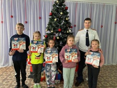Сотрудники Шахунского межрайонного следственного отдела поздравили воспитанников социально-реабилитационного центра с Новым годом и Рождеством