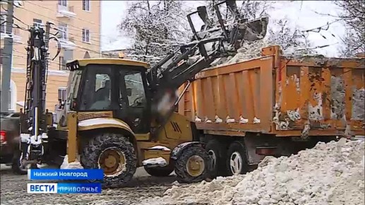 Сегодня непогода сделала небольшой перерыв, что позволило дорожным службам Нижнего Новгорода усилить работу по вывозу снега