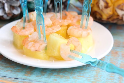 Сочные креветки и ананас на шпажках: идеальная закуска за 20 минут