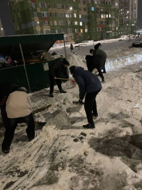 В Нижнем Новгороде жители одного из домов в ЖК «Седьмое небо» не стали дожидаться коммунальщиков и сами очистили двор