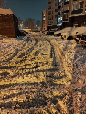 Рубрика "Нам пишут". Жители домов 41 и 43 по улице Тимирязева жалуются: снег рядом с их домами не убирают