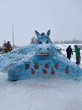 Конька-Горбунка слепили из снега в Уренском округе