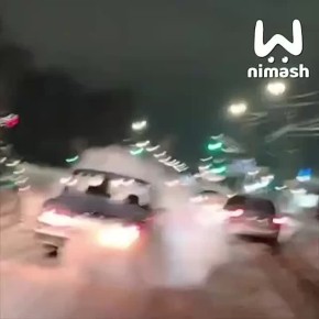 — Застряли что ли? Толкнуть? — Я е**нат!