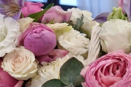 Что добавить в воду, чтобы цветы дольше стояли в вазе: советы и рекомендации